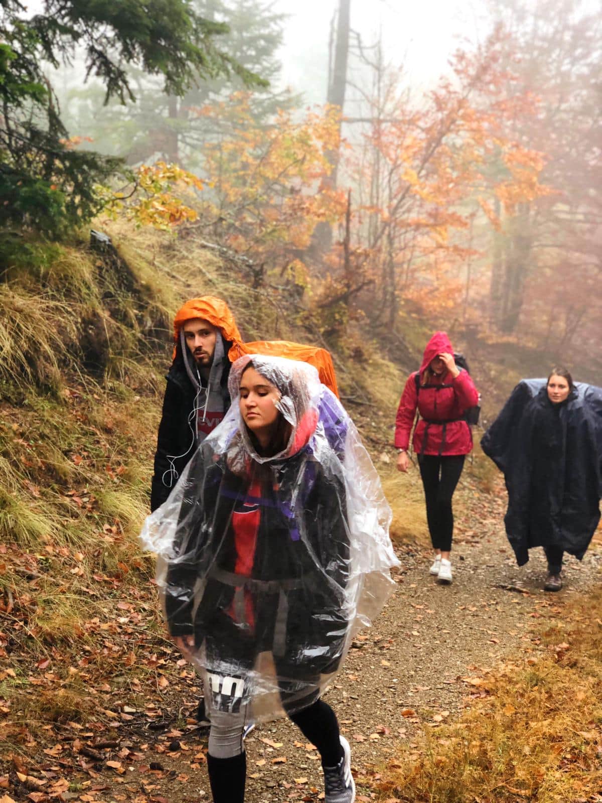 etudiants de l'ESMA marchant sous la pluie pendant un week end randonnées en Lozère