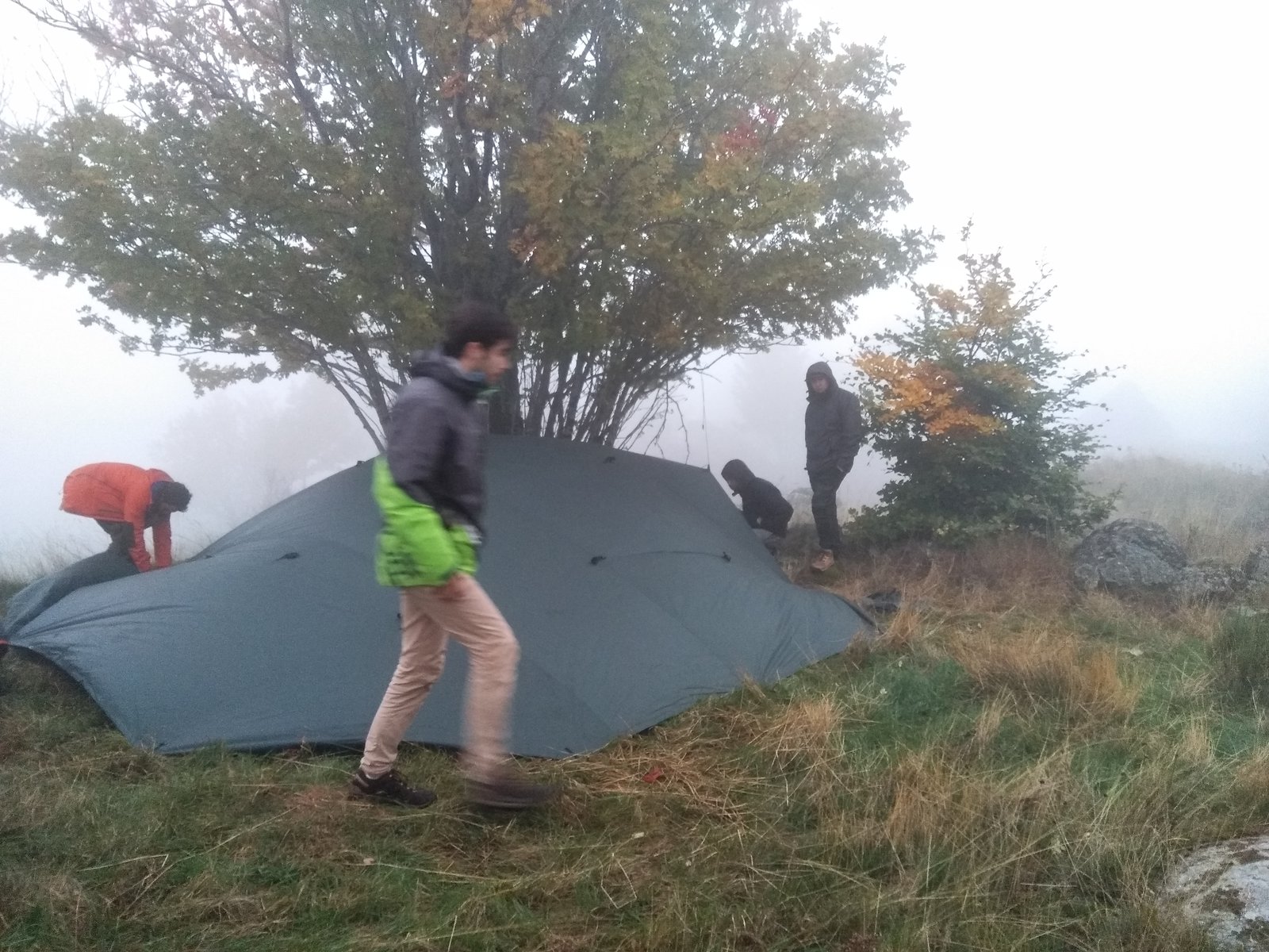 Etudiants de l'esma préparant le bivouac dans au mont lozère