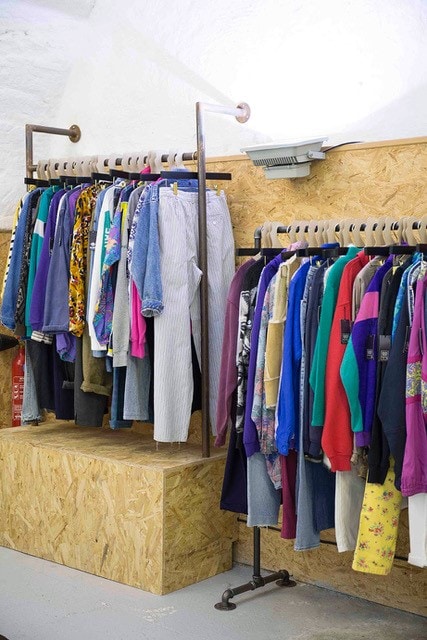 Portants de vêtements dans la boutique Lee Berthy à Montpellier
