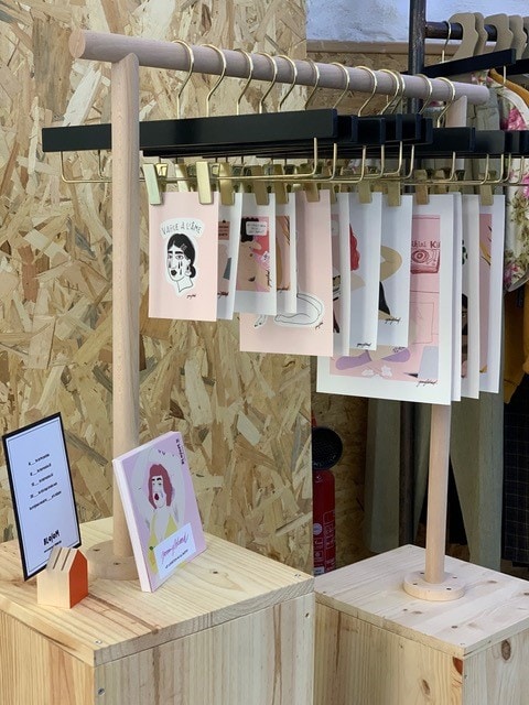 Portant exposant plusieurs oeuvres de Maureen Crow dans la boutique Lee berthy