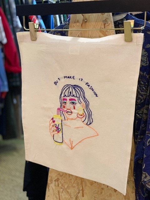 Sac brodé par Maureen Crow pour son exposition au creative store Lee Berthy