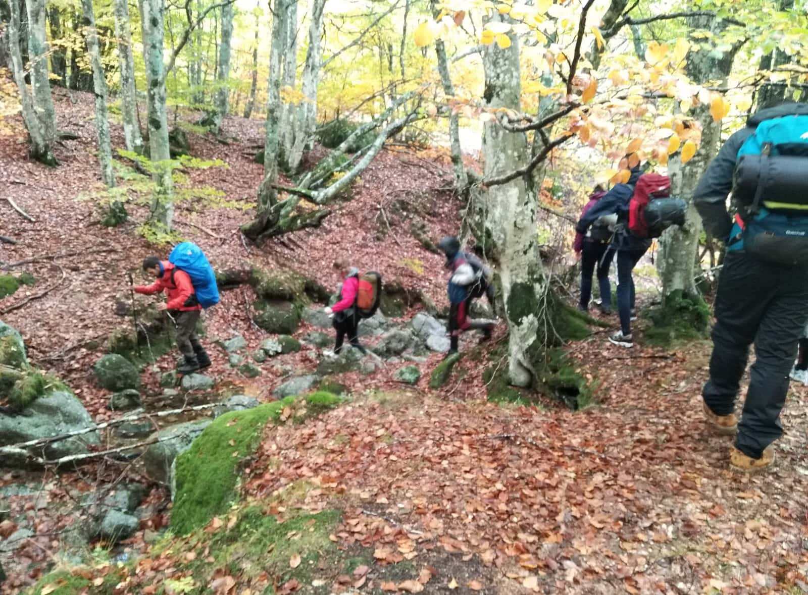 Etudiants de Design d'Espace de l'ESMA Montpellier en randonnée au mont lozère, accompagnés d'un guide