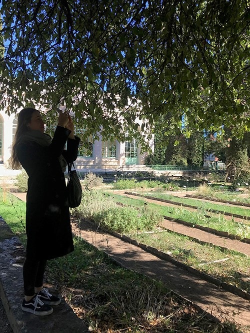 Etudiante de l'ESMA prenant des photos du jardin des plantes de Montpellier