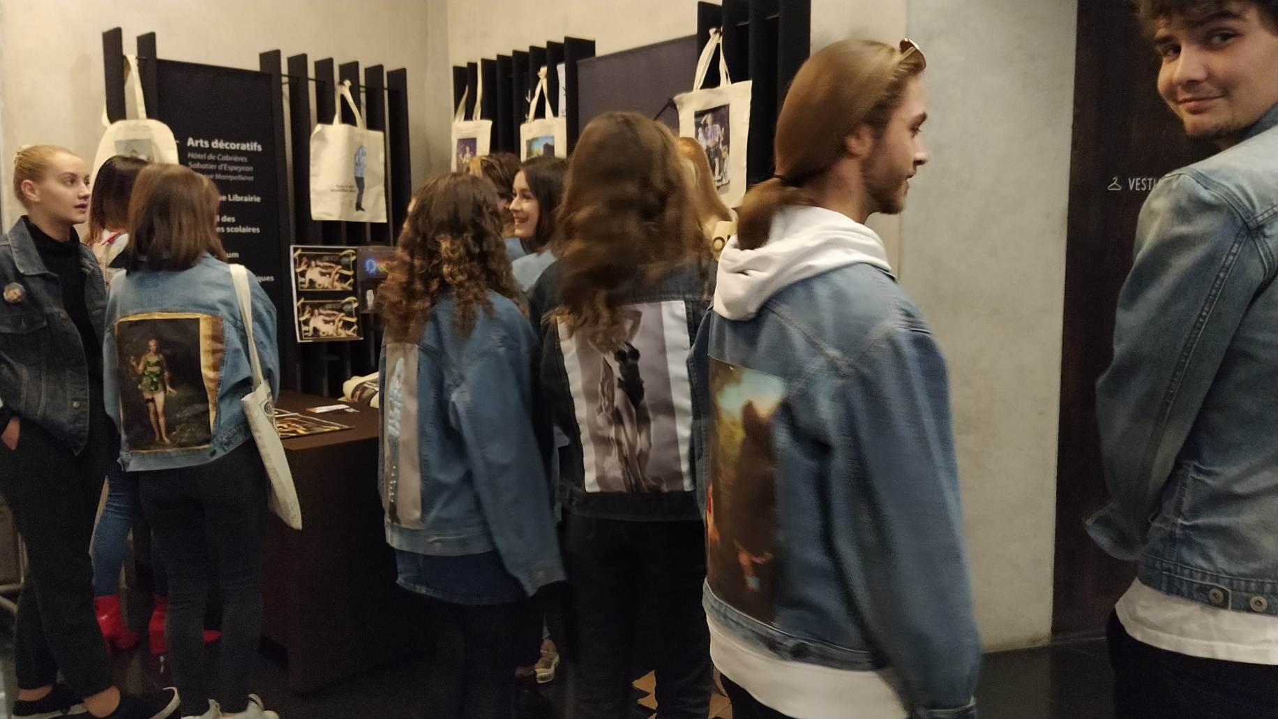 étudiants esma portant une veste en jean au musée fabre