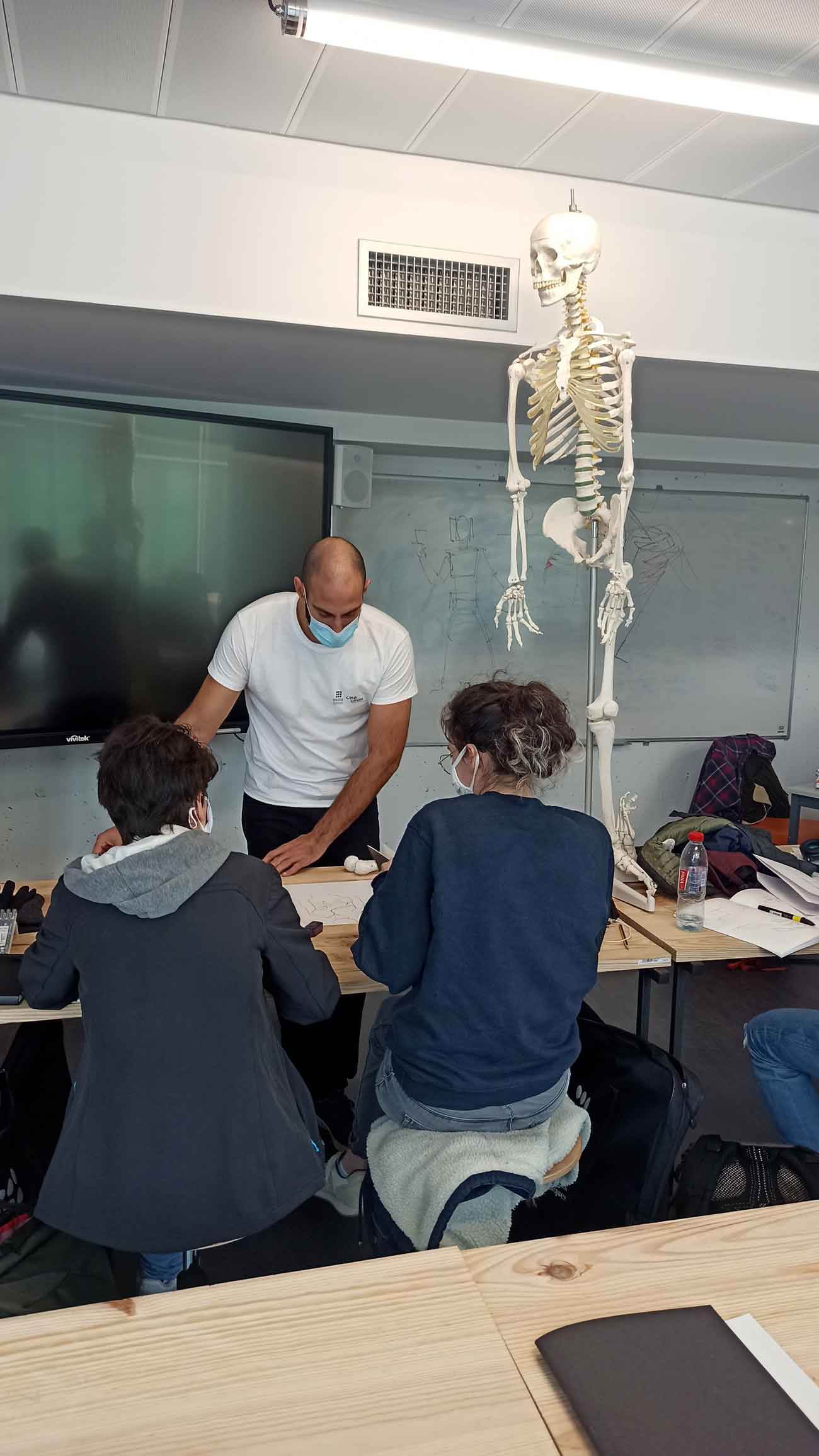 étudiants pratiquant le dessin anatomique