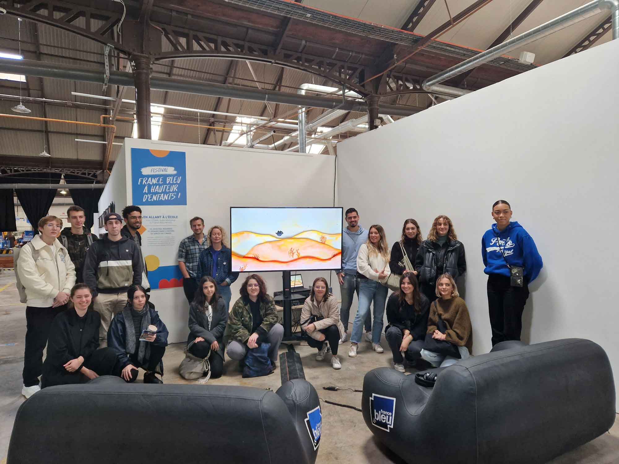 les étudiants de l'esma à la halle tropisme présentant le film pour le festival à hauteur d'enfants