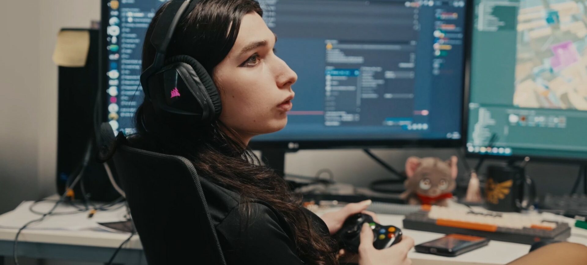 personne qui travaille sur la programmation d'un jeu vidéo