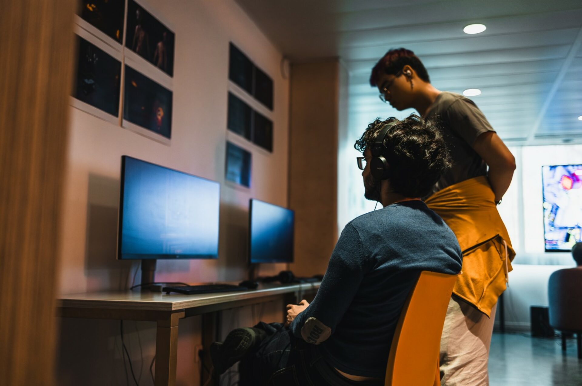 personnes en train de tester un jeu vidéo