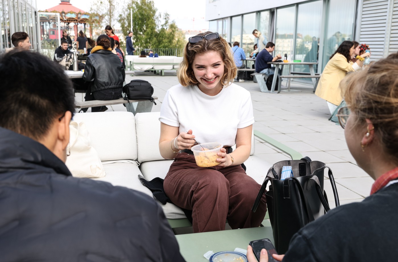 étudiants qui mangent au campus de nantes