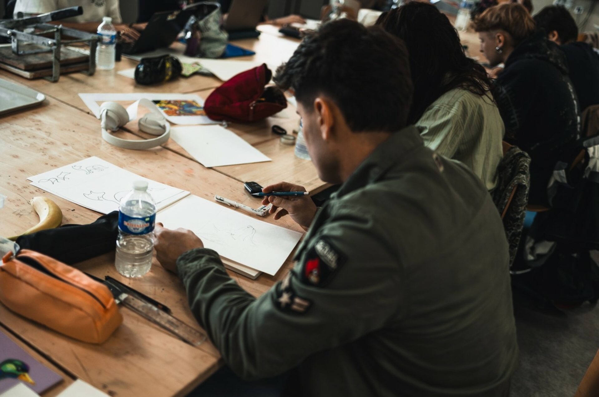 Homme en formation de Design Graphique