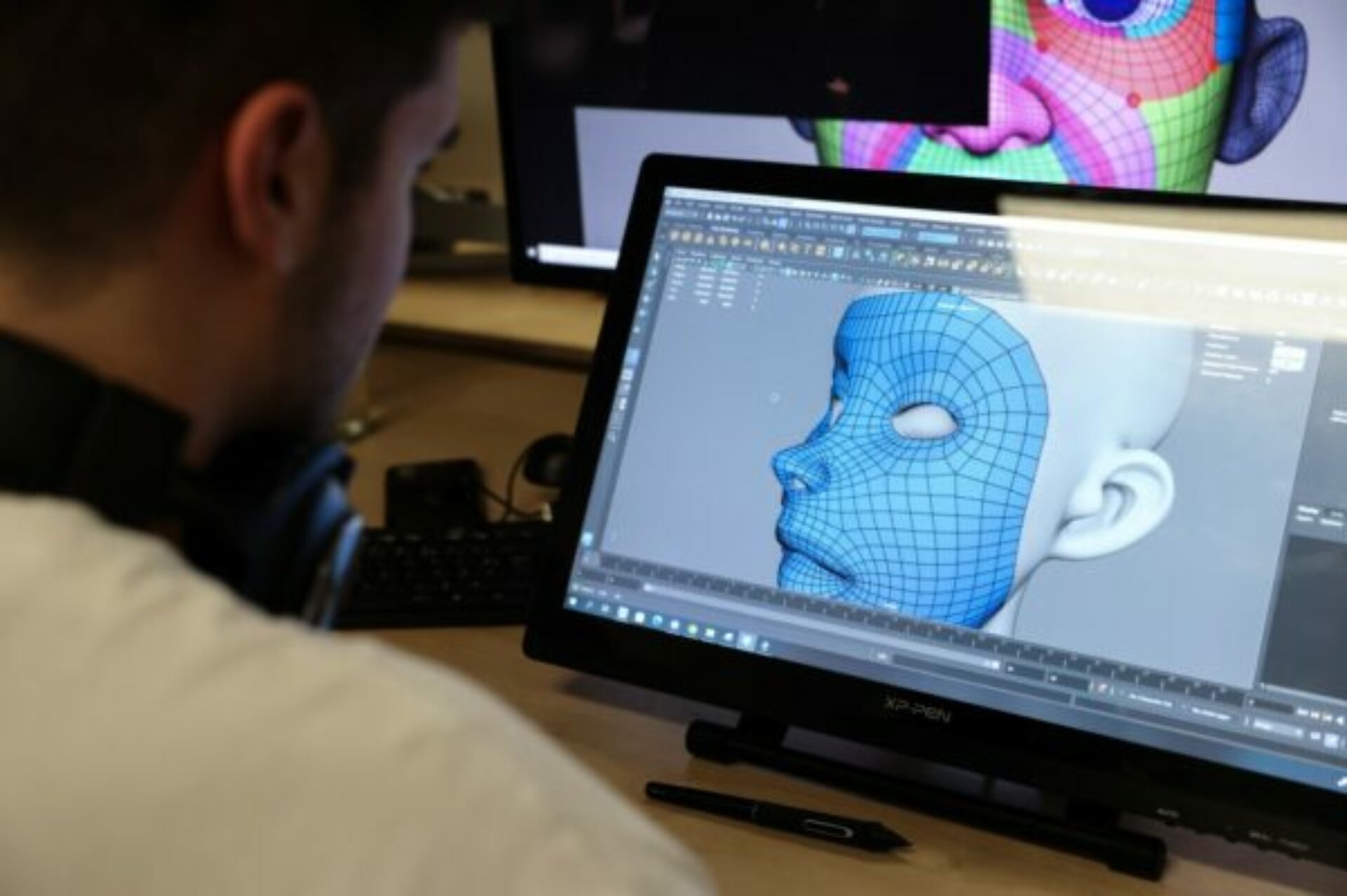homme en train d'exercer le métier de compositing artist