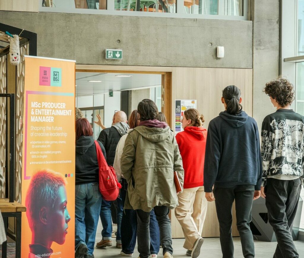 personnes qui visitent le campus de l'esma