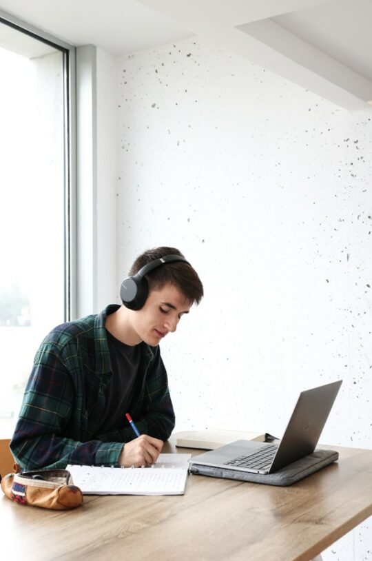étudiant en train de travailler sur ses projets esma nantes