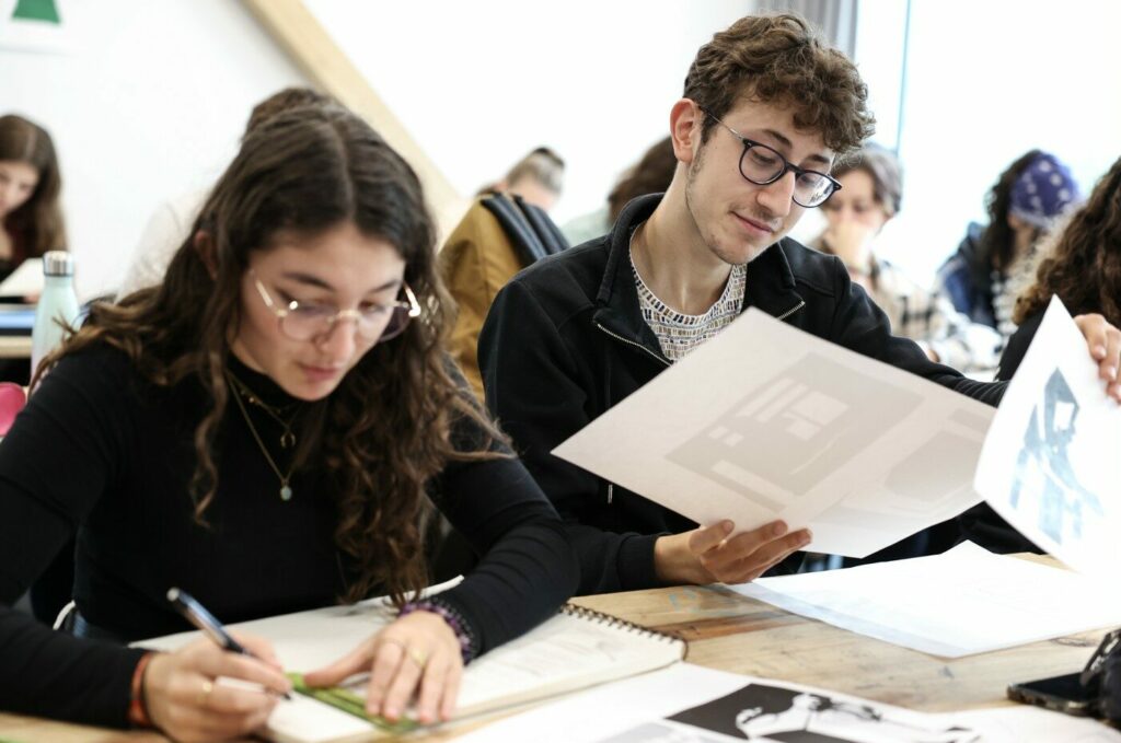 étudiants qui travaillent en cours esma nantes