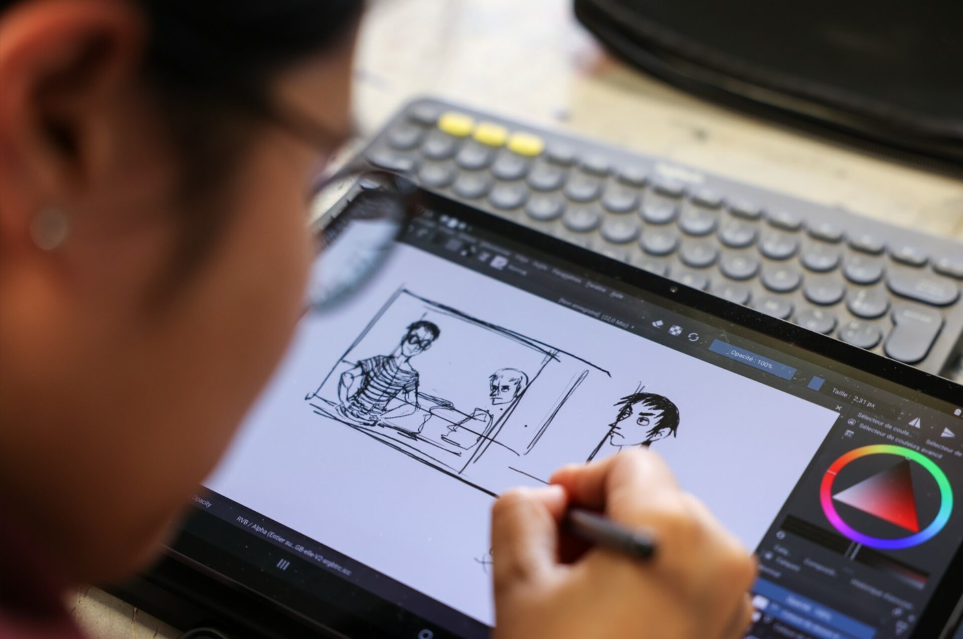 personne réalisant un storyboard pour expliquer ses choix artistiques