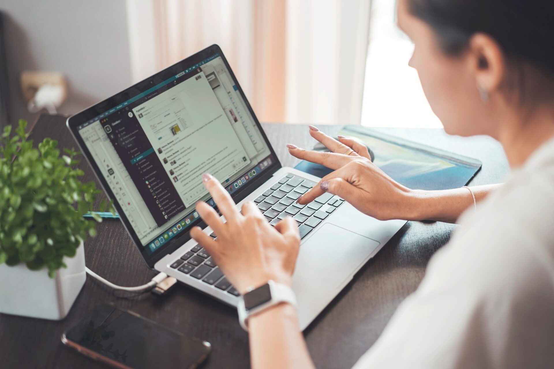 personne utilisant l'outil de communication slack