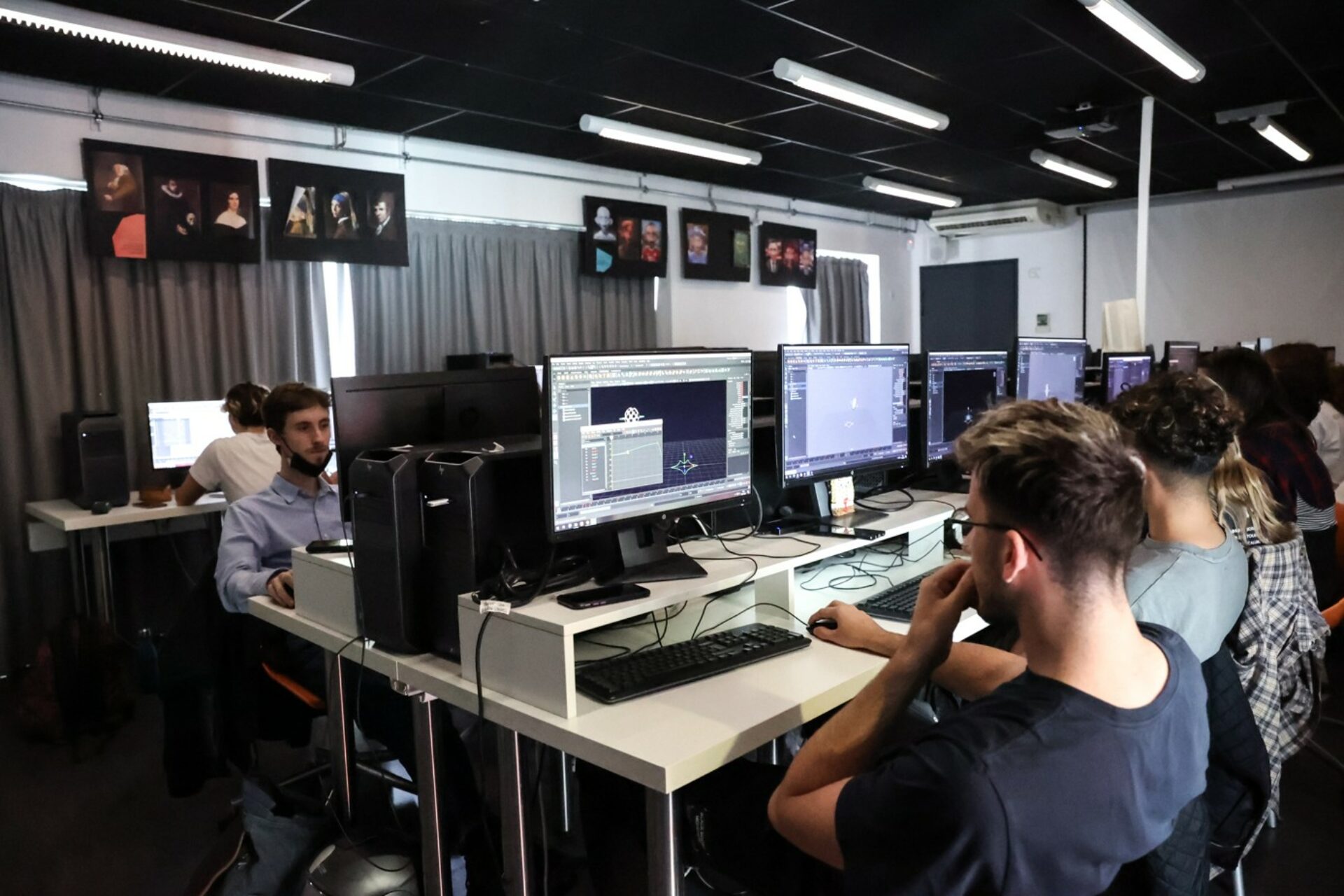 étudiants en train de s'exercer sur des logiciels 3d