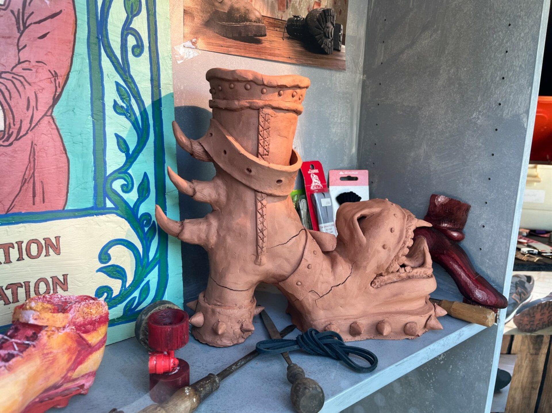 expo vitrine d'une chaussure le voyage à nantes