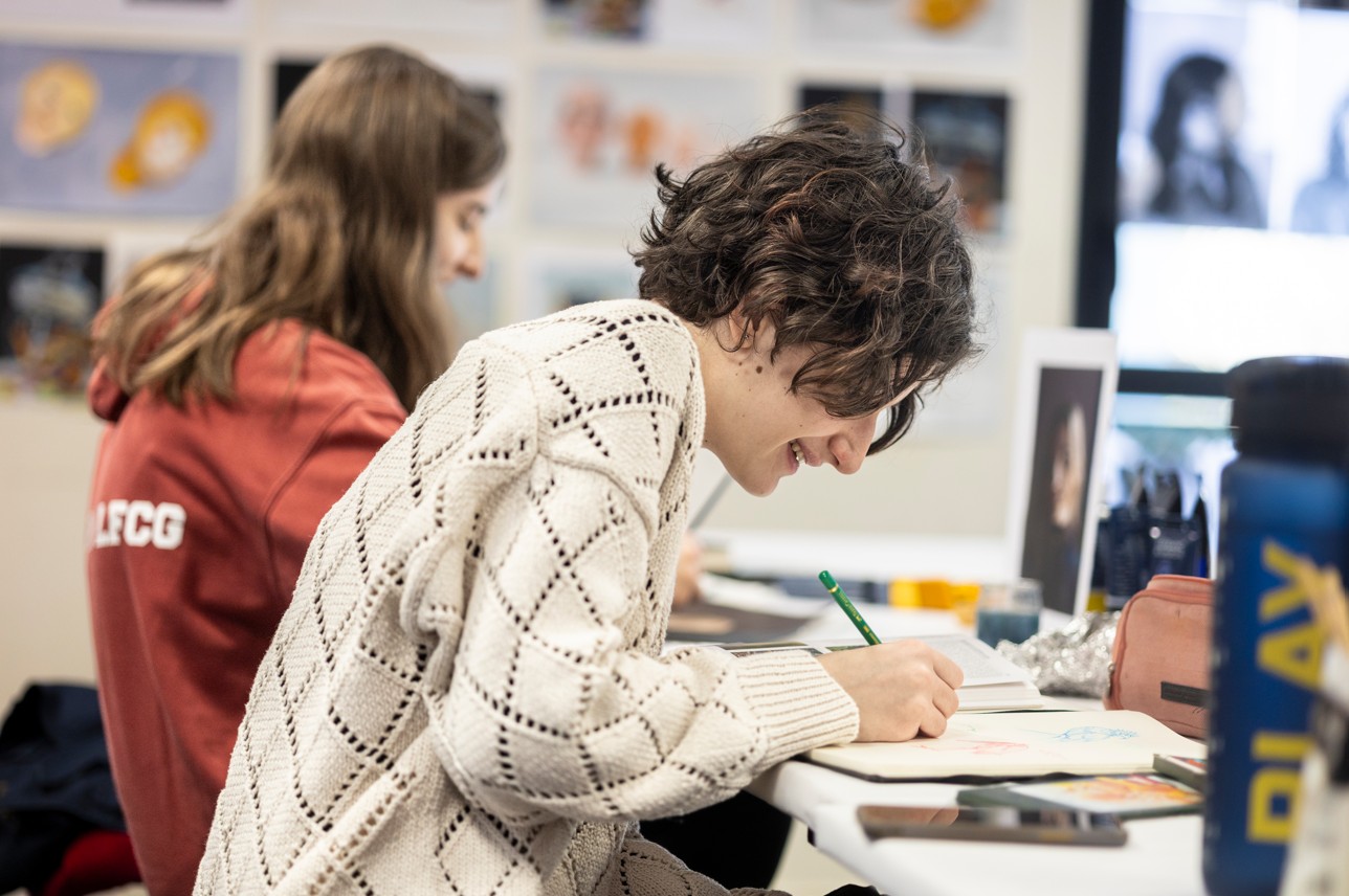 etudiants qui travaillent sur leurs oeuvres esma toulouse