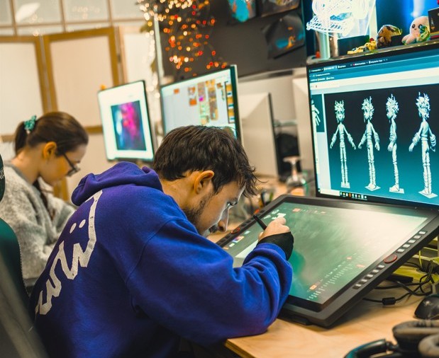 etudiants qui travaillent leur animation 3d esma