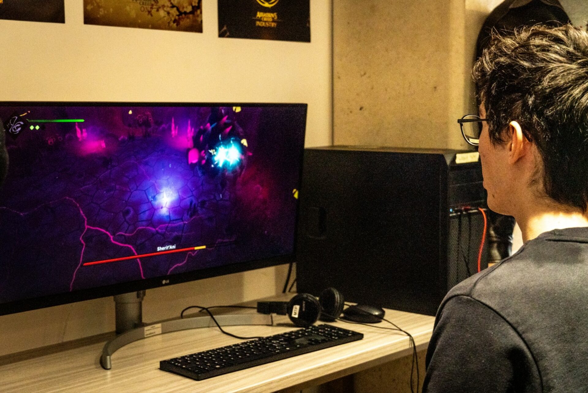 étudiant en train d'apprendre le métier de game developper